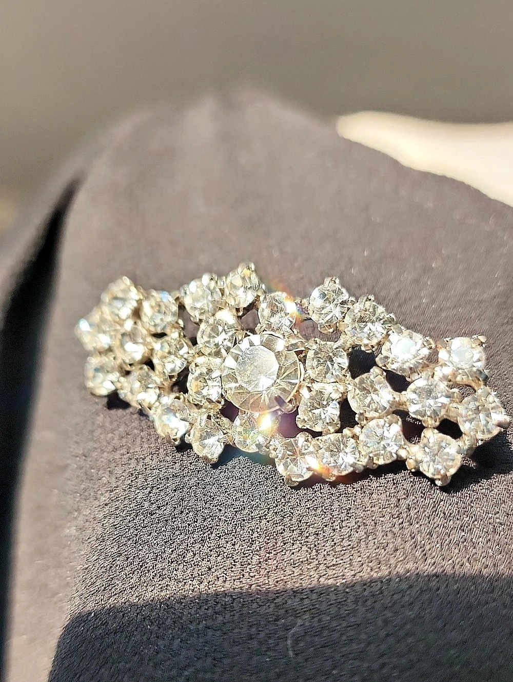 Vintage Crystal Brooch in Silver Like New